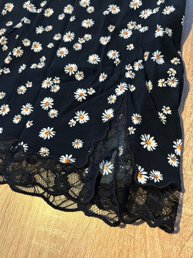 Mini falda negra con estampado de margaritas