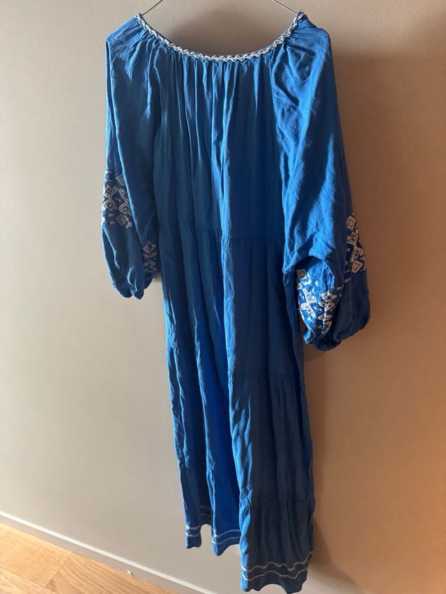 Vestido Zara azul bordado