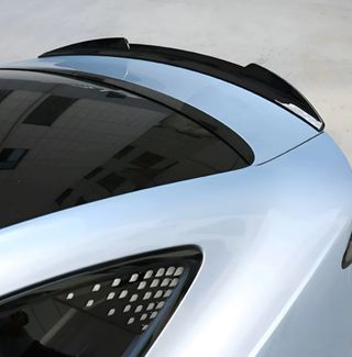 Alerón trasero negro brillante.