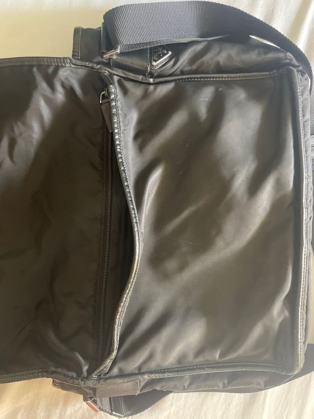 Prada -Borsa a spalla in Re-Nylon e Saffiano