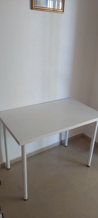 Mesa blanca de madera con patas metalicas 