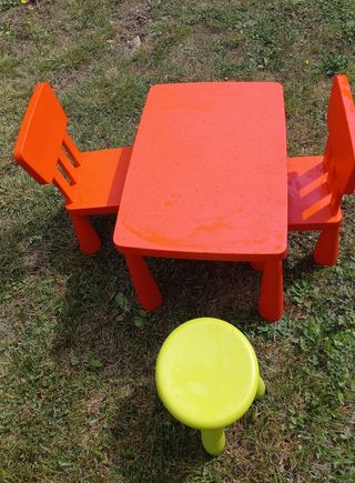 Mesa infantil + 2 sillas + taburete