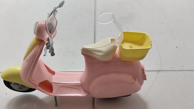 Vespa Barbie rosa y amarilla