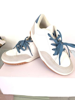 Zapatillas blancas y azules