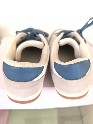 Zapatillas blancas y azules