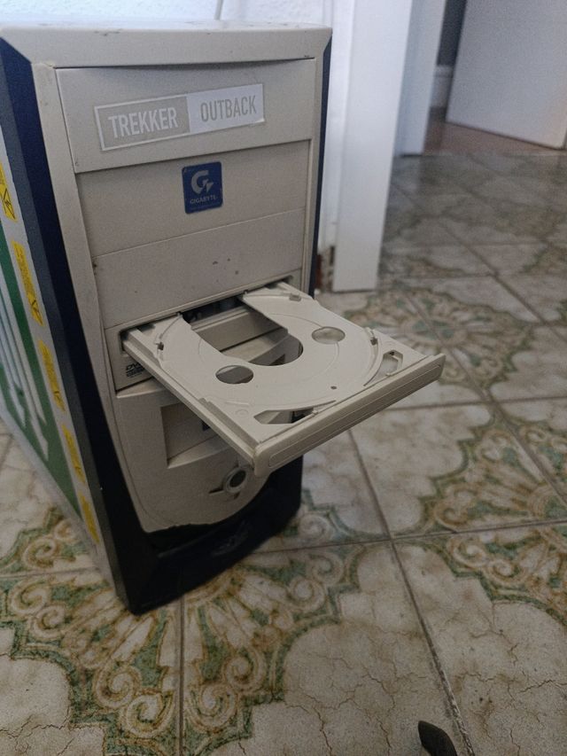 Torre Gigabyte antigua con Lubuntu