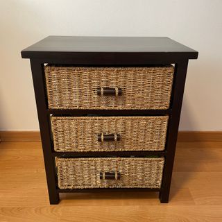 Mueble auxiliar de madera con 3 cajones de mimbre