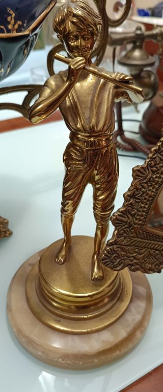 Figura niño flauta bronce