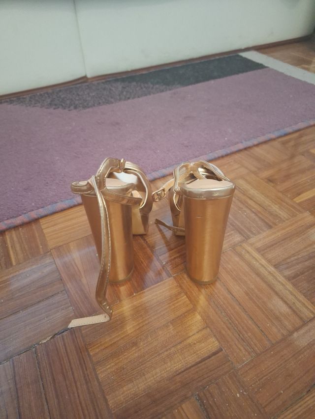 Zapatos tacón alto dorados 35