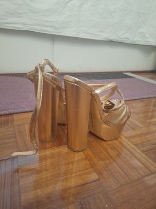 Zapatos tacón alto dorados 35