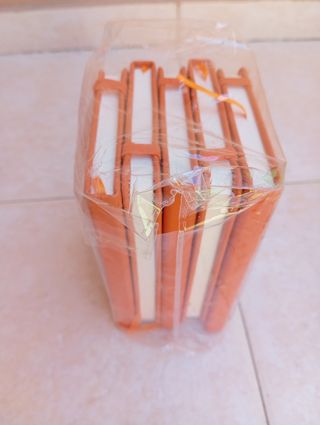 Libretas nuevas color naranja