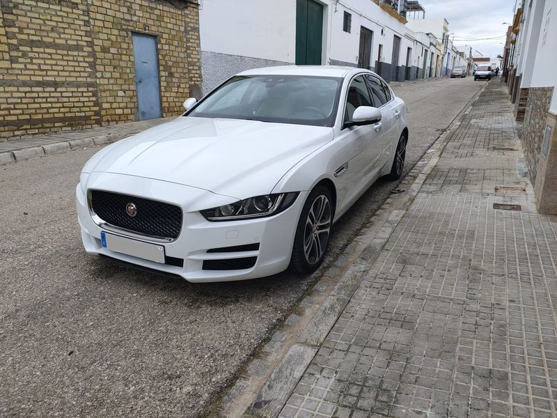 Jaguar XE 2015 - foto 1
