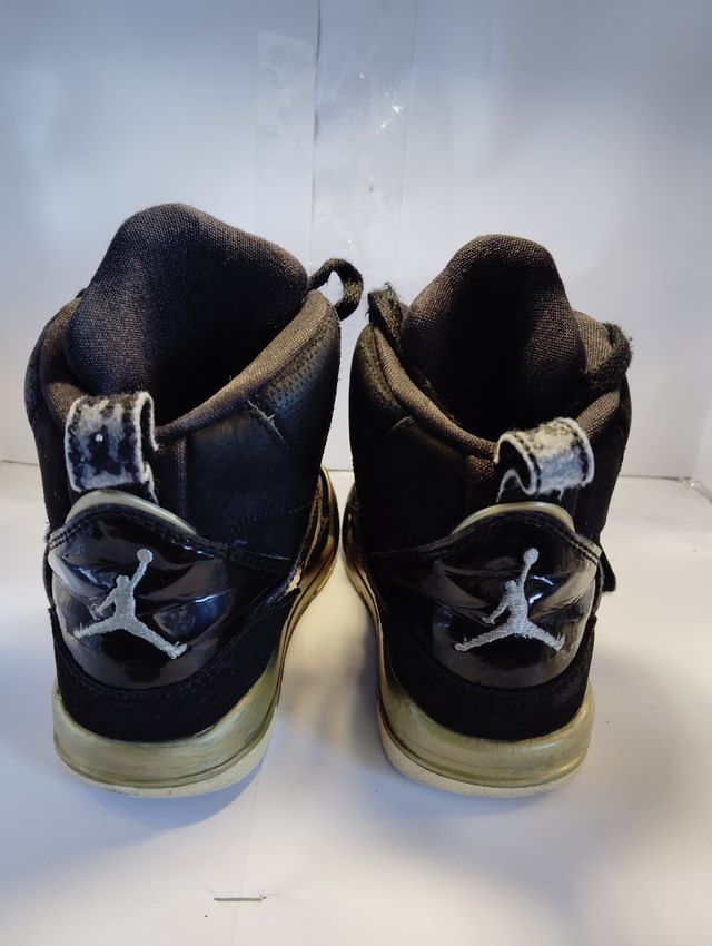 Zapatillas Nike Flight niño - negras y doradas