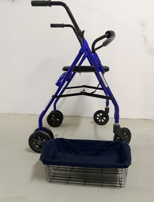 Andador con asiento azul