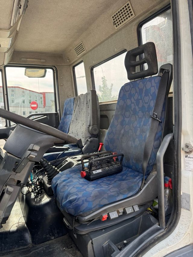 Camion gancho y grua marca IVECO EUROCARGO 160E24