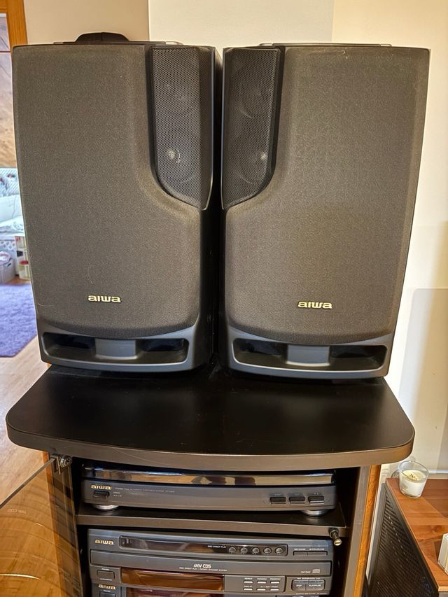 Mini cadena Aiwa: CD, Radio, Doble Cassette.