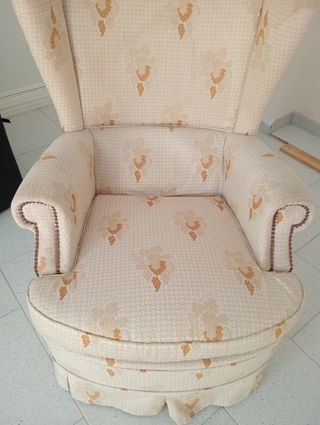 Sillón orejero beige y marrón