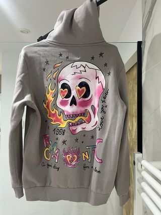 Sudadera gris con estampado