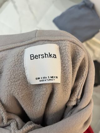 Sudadera gris con estampado