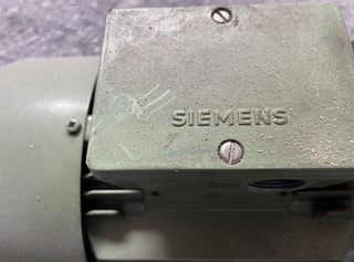 Motor trifásico Siemens usado