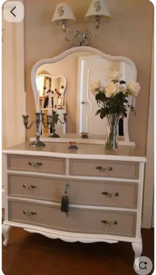 Antiguo tocador de madera y mármol