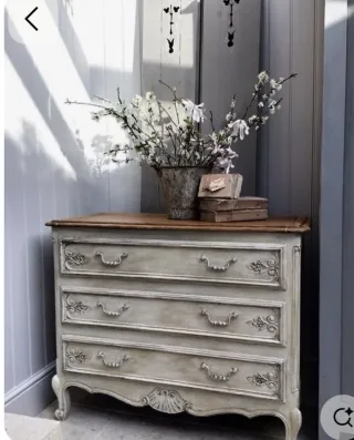 Antiguo tocador de madera y mármol