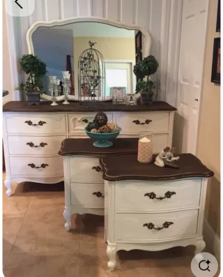 Antiguo tocador de madera y mármol