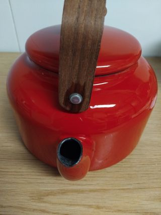 Tetera roja vintage esmaltada