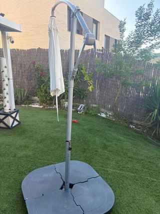 Parasol IKEA gris y blanco