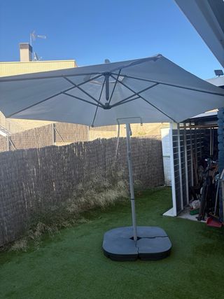 Parasol IKEA gris y blanco
