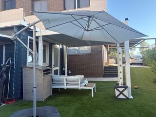Parasol IKEA gris y blanco