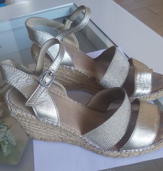 Sandalias cuña doradas