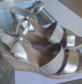 Sandalias cuña doradas