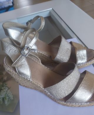 Sandalias cuña doradas