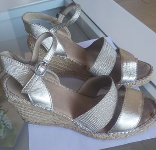 Sandalias cuña doradas