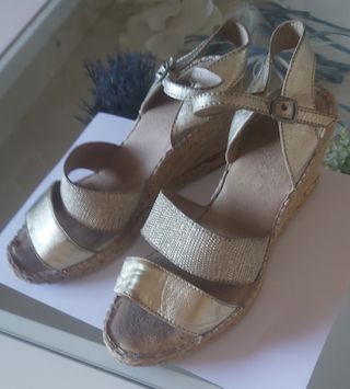 Sandalias cuña doradas