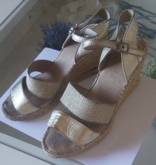 Sandalias cuña doradas