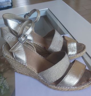 Sandalias cuña doradas