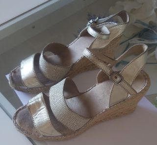 Sandalias cuña doradas