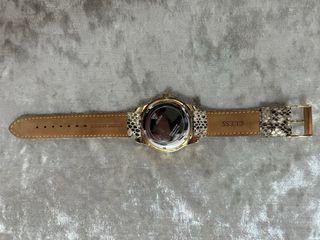 Reloj Guess dorado con correa efecto piel
