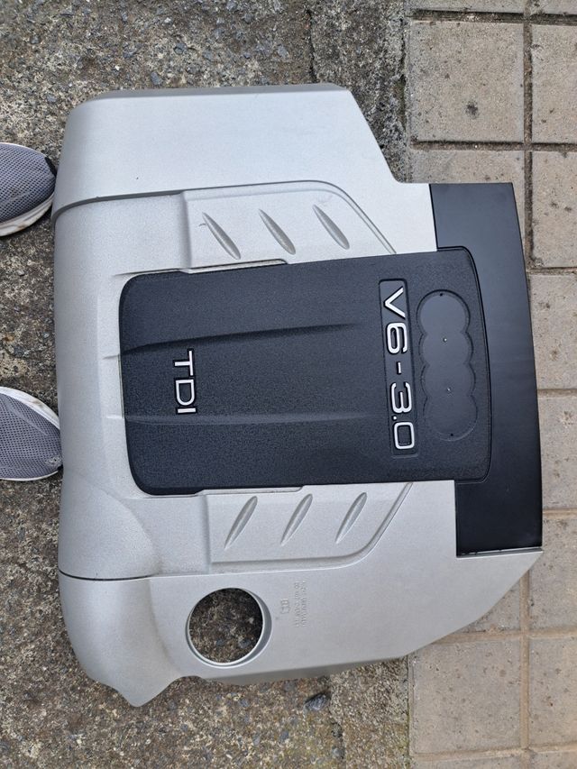 Tapa motor Audi Q7- Impecable