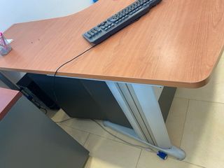 Escritorio esquinero marrón y gris