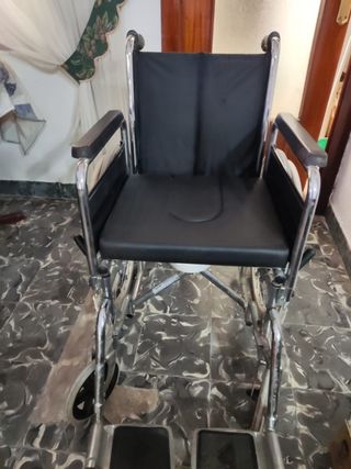 Silla de ruedas plegable.