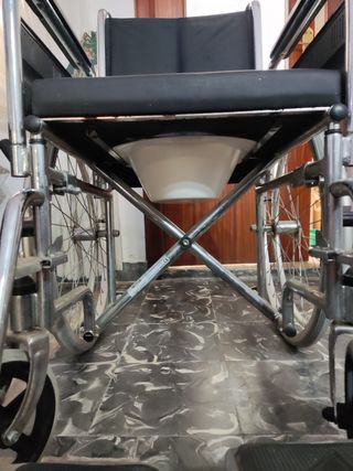 Silla de ruedas plegable.