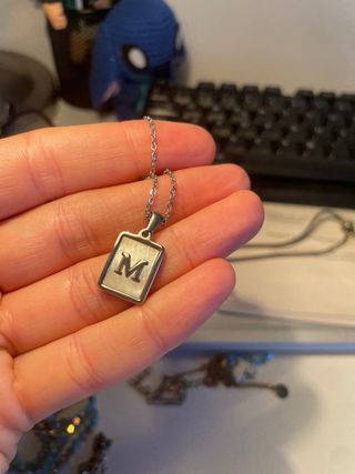 Collar con inicial M - Acero inoxidable y nácar