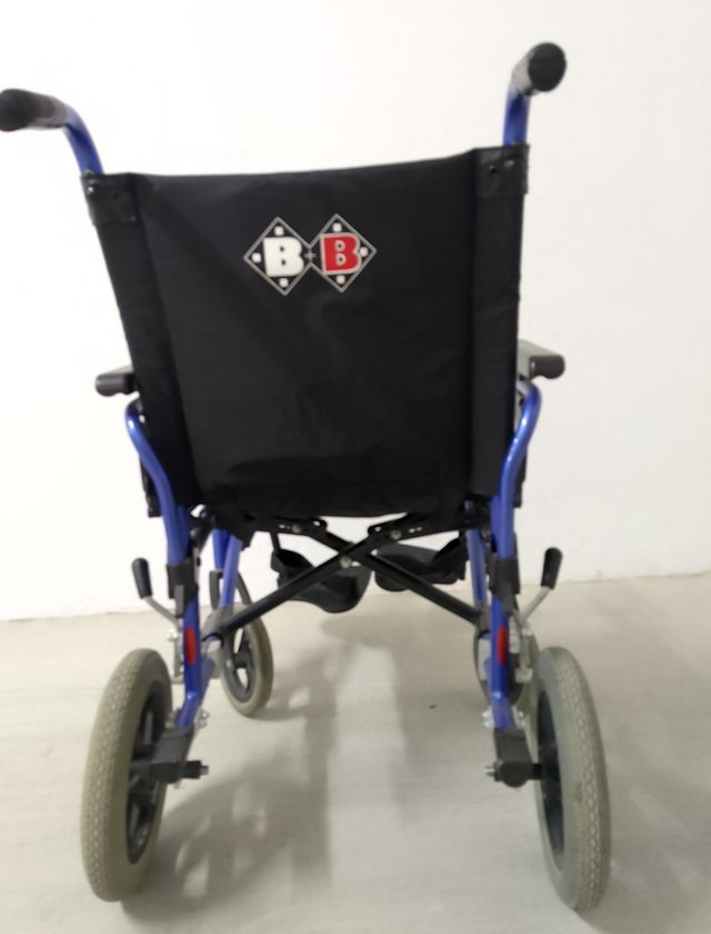 Silla de ruedas azul