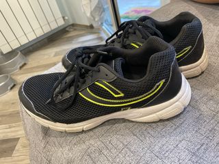Scarpe sportive nere e verdi