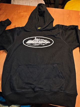 Sudadera negra con capucha