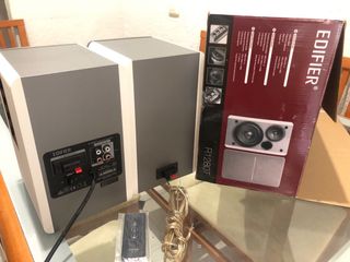 Altavoces EDIFIER blancos y grises
