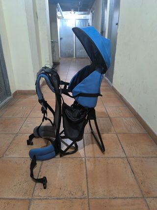 Mochila portabebés senderismo.